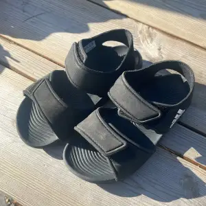 Säljer dessa fina svarta sandaler för 100kr. Används ett par gånger.
