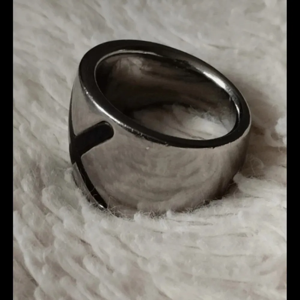 Ring i rostfritt stål, märke fossil.  max. centimeter. 1.6 avsmalnande med ett brunt läder x som design i mitten. Ring storlek 17.(16,9mm) . Accessoarer.