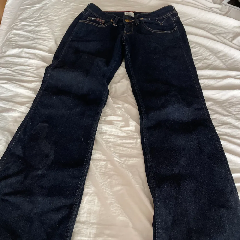 Jätte snygga lågmidjade bootcut jeansen ifrån Tommy hillfiger❤️Midja:74 innerbenslängden: 76 . Jeans & Byxor.