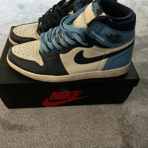 Jordan 1 obsidian  - Säljer nu mina obsidians som inte kommit till användning på 2-3 år.  Cond 7/10 storlek 45  Box,snören samt kvitto ingår. 