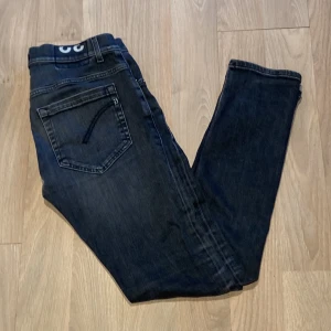 Dondup George - Säljer nu dessa asfeta Dondup Jeans i den eftertraktade modellen George i ett gott skick! Storleken är 32 skulle passa på 31,30 också! Nypris ligger på ca 3400kr❌ säljer nu för endast 949kr✅. Hör av dig vid minsta lilla fundering 😊😊