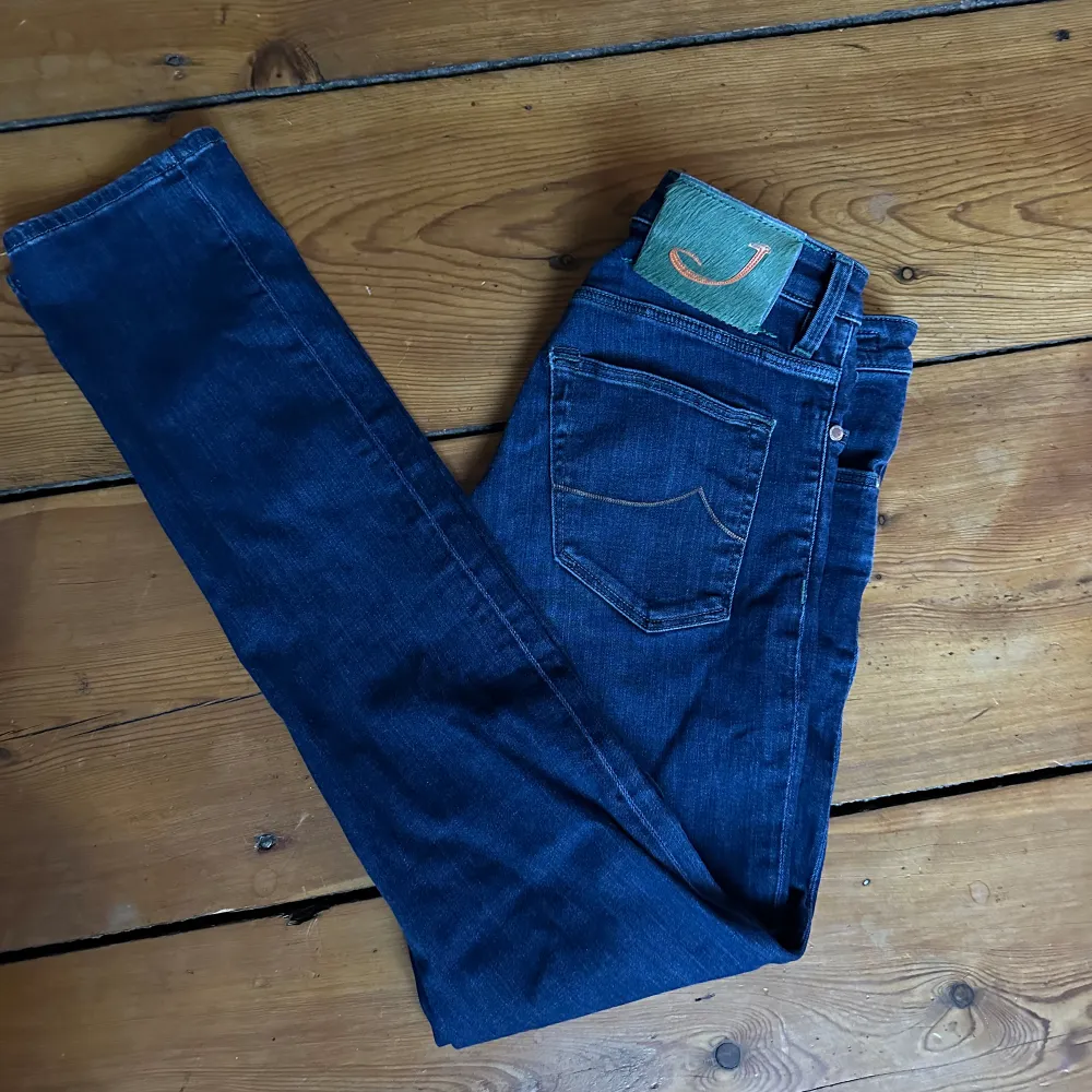 Ett par Jacob Cohen jeans i bra skick. Storleken är W30 och vid fler frågor kom privat. . Jeans & Byxor.