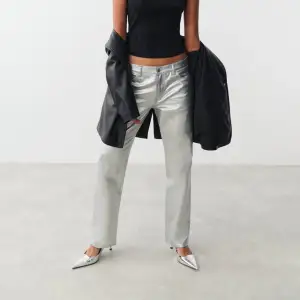Jättecoola unika silver jeans från Gina Tricot. De är straight leg och lågmidjade med jättesnygg passform. Kan skicka egna bilder och pris kan diskuteras💕💕