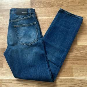 Säljer dessa snygga jeans! De har aldrig blivit använda, så skicket är jättebra. Storleken är 29/32, passar perfekt i längd för någon runt 175-180 cm. Nypris är 1900kr, men vi säljer dem för 399kr.