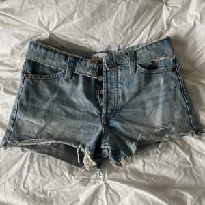 Säljer min midrise shorts från Zara som aldrig har kommit till användning då de är för små. Nyskick och superfina nu till sommaren!