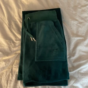Juicy Couture byxor - Mörk gröna Juice Couture byxor i bra skick men de är använda. Pris 300kr storlek xxs. Om ni har någon fråga eller vill ha bättre bilder så hör av er💕