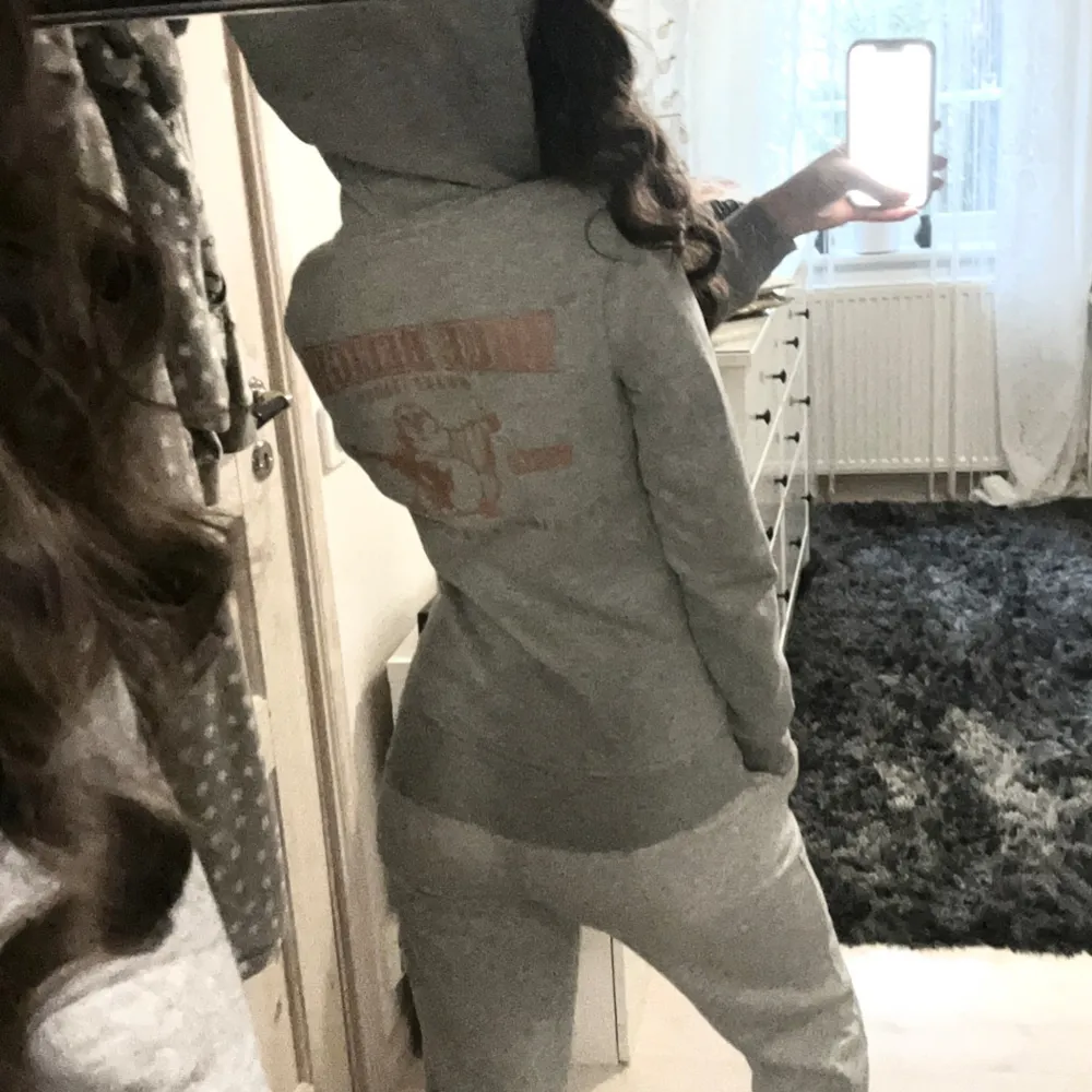 Unik hoodie från true religion!  Skriv för frågor!  ***säljer även en miss me jeans jacka i min profil***. Hoodies.