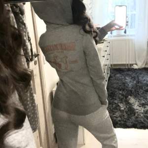 Unik hoodie från true religion!  Skriv för frågor!  ***säljer även en miss me jeans jacka i min profil***