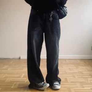 Baggy straight fit jeans - Ett par snygga svart/gråa jeans från Urban outfitters🙌Otroligt sköna men tyvärr används för sällan. Användt dessa ett fåtal gånger, så i nästan nyskick! Deras ursprungspris var 700 kronor.  I priset är frakten exkluderad!