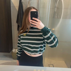 Tröja - Säljer denna croppade sweatshirt från Junkyard i storlek XS, nypris 399 kr😙