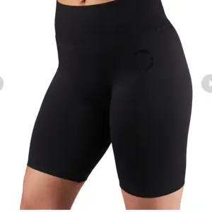 Ett par seamless shorts som är för små för mig, men de är från MM Sports och någon annan kan bära den :).   Slutsåld på hemsidan. 