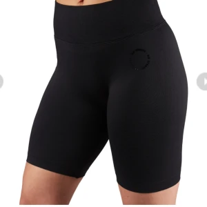 Gym shorts - Ett par seamless shorts som är för små för mig, men de är från MM Sports och någon annan kan bära den :).   Slutsåld på hemsidan. 