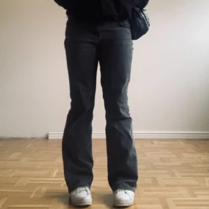 Bootcut low waist jeans - Gråa jeans i bootcut🙌 Köpta från H&M och använda ett flertal gånger så fortfarande i bra skick. 