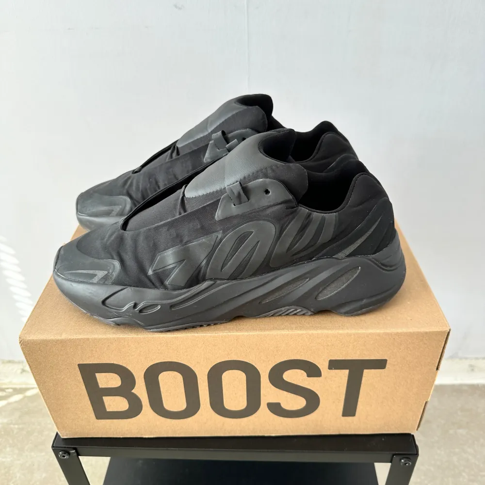 Adidas Yeezy 700 MNVN US12,5 EU47 1/3 Used less than 5 times Lace holes are cut up but looks cleaner like this  • All my items is 100% authentic, most items purchased from authorized retailers • All questions BEFORE purchase. Skor.