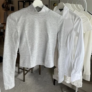 Stickad tröja - Stickad polotröja från Zara i ett mjukt och jätteskönt material. Vanlig passform i storlek xs 🤍