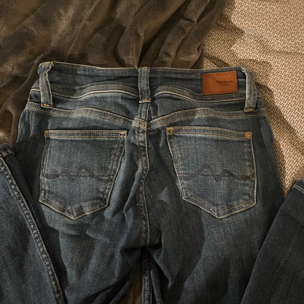 Säljer dessa supersnygga utsvängda lågmidjade jeans då jag tröttnat på dom🩷köptes för ca 1000kr på zalando men säljer billigt då jag bara vill bli av med dom!!. Jeans & Byxor.