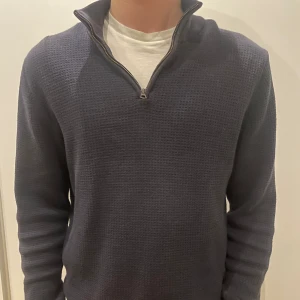 Blå half zip tröja  - Snygg Half zip tröja från These Glory Days, skick 8/10