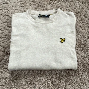 Lyle & Scott bommull tröja - Tja, säljer riktigt skön bomullströja ifrån lyle & scott som är i fint skick utan några speciella defekter. Storlek s. Originalpris ca 1000. Mitt pris 279. Hör av dig vid funderingar.