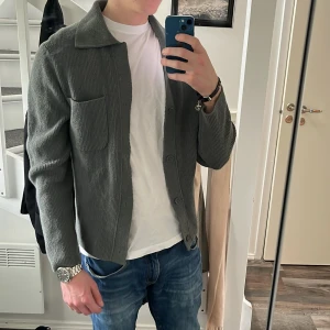 Overshirt - Använd ett fåtal gånger, inga skavanker. Sitter som s