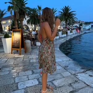 Sommarklänning💖💖 - Säljer denna suuuper gulliga klänningen köpt i Kroatien🤗 endast använd en gång, har inga bilder på klänningen framifrån på mig men kan fixa om man vill💖  Köpt för 550