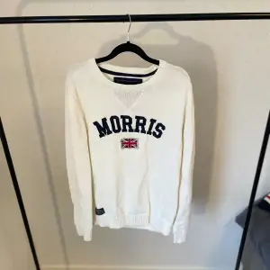 En snygg Morris sweatshirt i storlek Large. Tröjan har inga skador eller liknande och är i bra skick. Vid frågor eller funderingar är det bara att höra av sig! 