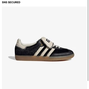 Adidas Pony Tonal Samba x Wales Bonner - Intressekoll på dessa svarta Adidas Pony Tonal samba. Kom gärna med ett prisförslag   Använda vid ett par få tillfällen , kvitto osv finns självklart. Storlek us 10/eu 44