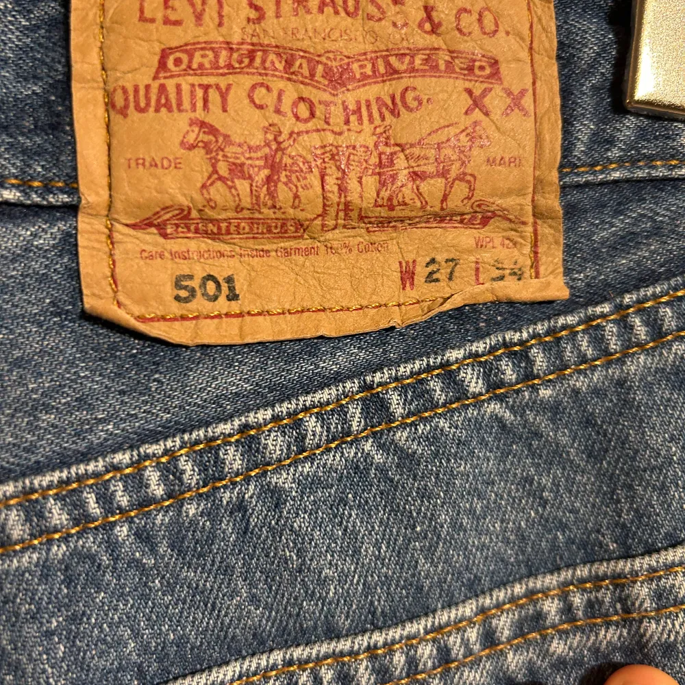 Säljer dessa skitsnygga Levis jeans storlek 27/34. Jeans & Byxor.