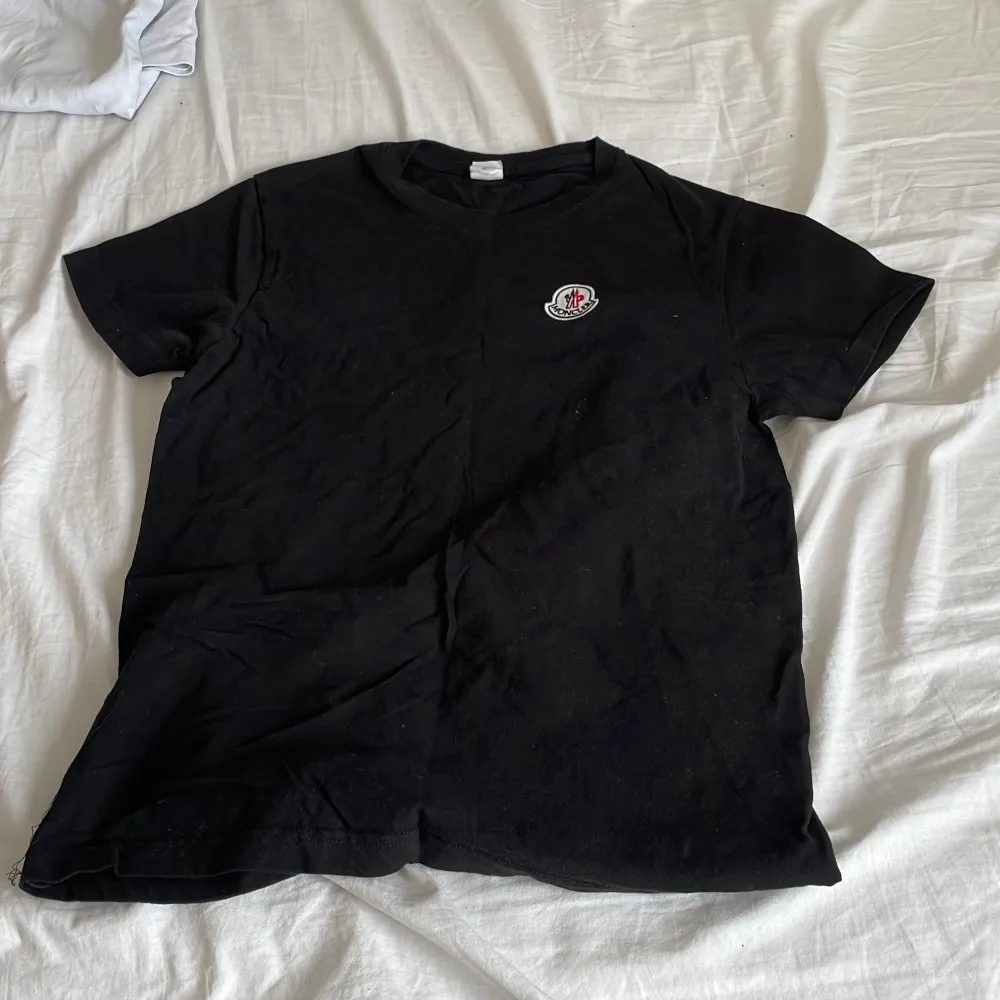 En Moncler t-Shirt fake använt 3 gånger typ 10/10 skick. Passar inte storlek m som det står det passar S därför säljer jag den . T-shirts.