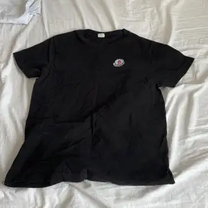 En Moncler t-Shirt fake använt 3 gånger typ 10/10 skick. Passar inte storlek m som det står det passar S därför säljer jag den 