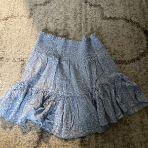Blå somrig kjol från lager 157 den är i storlek S och har användts några gånger men är fortfarande i perfekt skick. Hör av dig om du är intresserad,har frågor eller vill se fler bilder💘💘