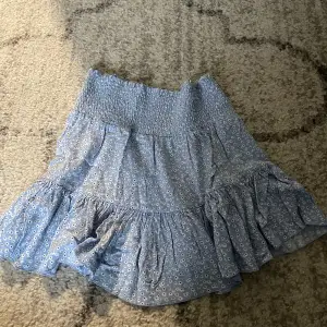 Blå somrig kjol från lager 157 den är i storlek S och har användts några gånger men är fortfarande i perfekt skick. Hör av dig om du är intresserad,har frågor eller vill se fler bilder💘💘