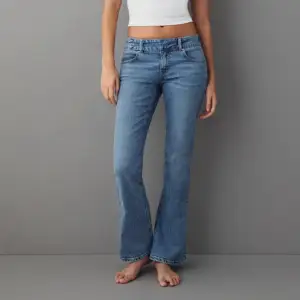 Hejj!💘 säljer dessa byxor från Gina tricot då dem blivit för stora! Jeansen är blåa och lågmidjade. Storlek 34 men dem är rätt stretchia. Skriv provat för fler bilder eller mer information! Pris går alltid att diskutera!💘