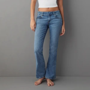 Gina tricot slutsålda populära jeans  - Hejj!💘 säljer dessa byxor från Gina tricot då dem blivit för stora! Jeansen är blåa och lågmidjade. Storlek 34 men dem är rätt stretchia. Skriv provat för fler bilder eller mer information! Pris går alltid att diskutera!💘
