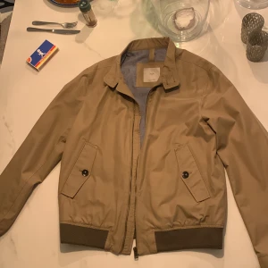 MNG bomber jacka - Jackan är använd ett par gånger och en knapp på ärmen är knäckt men borde gå att laga enkelt. Jackan är i bra skick övrigt. Pris går att diskuteras vid snabb affär