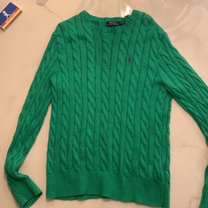 Polo Ralph lauren Cabel knit - Använd ett fåtal gånger, är i väldigt bra skick pris är diskuterbart vid snabb affär!
