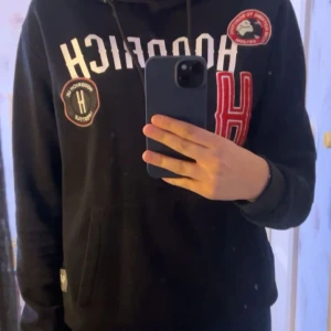 Säljer min hoodrich tröja! Skriv om ni är intressera💞 - Den är i ett bra skicka, köpt på herravdelningen men passar kvinnor mycket bra!