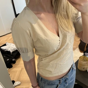 Beige blus från neo noir S - Jättefin blus från neo noir storlek S!! Köpt i Köpenhamn men inte kommit till användning så mycket❤️