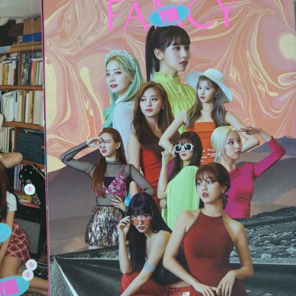 Set includes versions A, B & C + inclusions. The set also comes with special holographic photo cards (Momo , Sana , Dahyun, Tzuyu)  Condition: Used good . Övrigt.