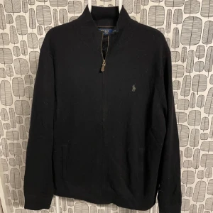 Ralph Lauren zip - Ralph Lauren 100% merino ull half zip Bra skick, storlek är XL men är betydligt mindre i storleken. Jag  (187, 88kg) har L i vanliga fall och den är lite tajt på mig så skulle säga M/L. 