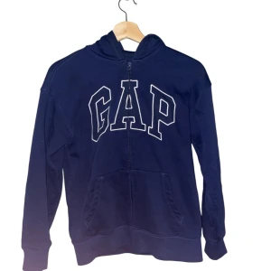 Blå Gap Zip-Up - Blå gap Zip-Up i storlek XL i Kids-storlek, men passar dig som är under ca 165 cm! Hör av dig om du är intresserad eller har några frågor!😊