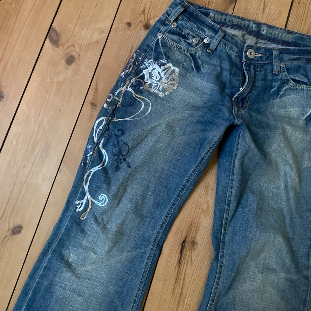 lowwaist jeans med print i fint skick, storlek 36💕postar/möts upp i centrala stockholm:). Jeans & Byxor.