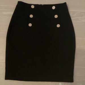 Hm kjol - Säljer min Hm kjol i storlek 34.Är i bra skick och har aldrig används💗