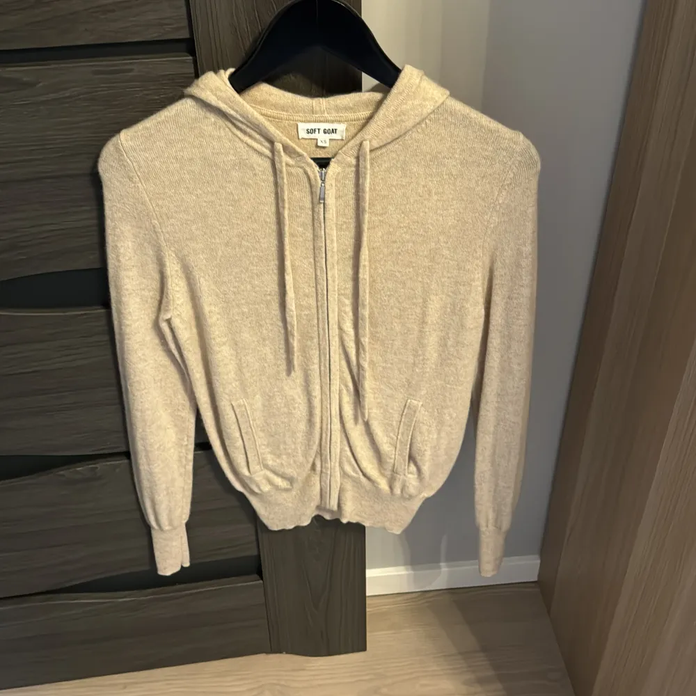 Jätte fin soft goat hoodie som är i nyskick, nästa aldrig andvänt💕Köpt för 2500kr, Säljer för 1199kr🙌. Tröjor & Koftor.