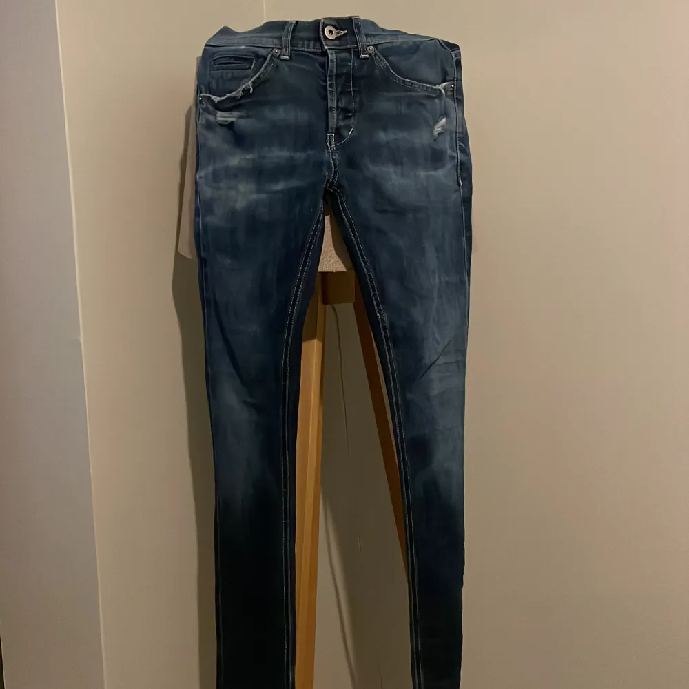 Har är ett par skit fräscha dondup George jeans. De är i ett väldigt sparsamt skick de är använd ett fåtal gånger. Nypris är runt 2500 vårat pris 899. Priset är ej hugget i sten! Mvh north-resell.. Jeans & Byxor.