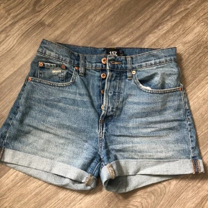 Jeans shorts  - Jeans shorts från lager 157. Använd men bara i kortare stunder. Sitter lite lösare över låren och har en högre midja