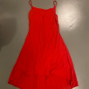 Klänning  - Super fin röd klänning! Väldigt vintage/retro! Min mammas gamla som jag inte använt, o den är sparsamt använd innan också. Passar inte mig längre