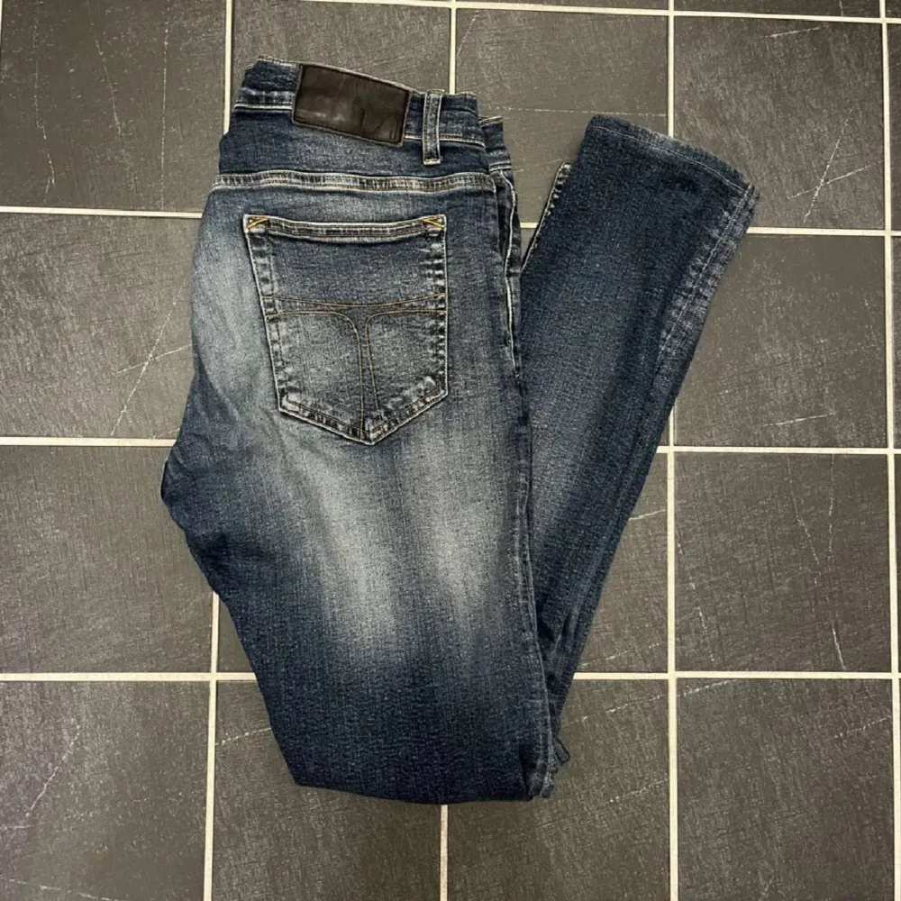 Ett par riktigt snygga tiger of Sweden jeans i storleken 30/32 i en slim model. Ny pris 1700 mitt pris 450 hör av er vid minsta fundering. Pris kan diskuteras vid snabb affär. . Jeans & Byxor.