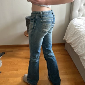 Lågmidjade jeans, TRYCK EJ PÅ KÖP NU!! - Säljer dessa as coola jeans som är köpta av en kompis, och min kompis köpte de utomlands. Så snygg detaljer samt lågmidjade och botcut😍😍inga defrekter! Tryck inte på köp nu!