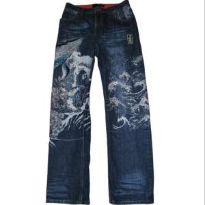 Japanskt märke, jeans med en broderad val, vågor och lite blommor. Köpta för 2000kr och knappt använda av mig. Midja 32in Inseam 33in Längd 44in  Priset är diskuterbart.