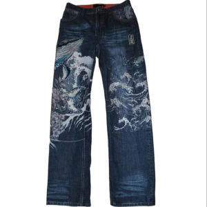 Karakuri jeans - Snälla köp dessa as coola jeans för att supporta mitt nikotinberoende🙏😍 Japanskt märke, Köpta för 2000kr och de är i samma skick som de var då. Midja 32in Inseam 33in Längd 44in  🥰